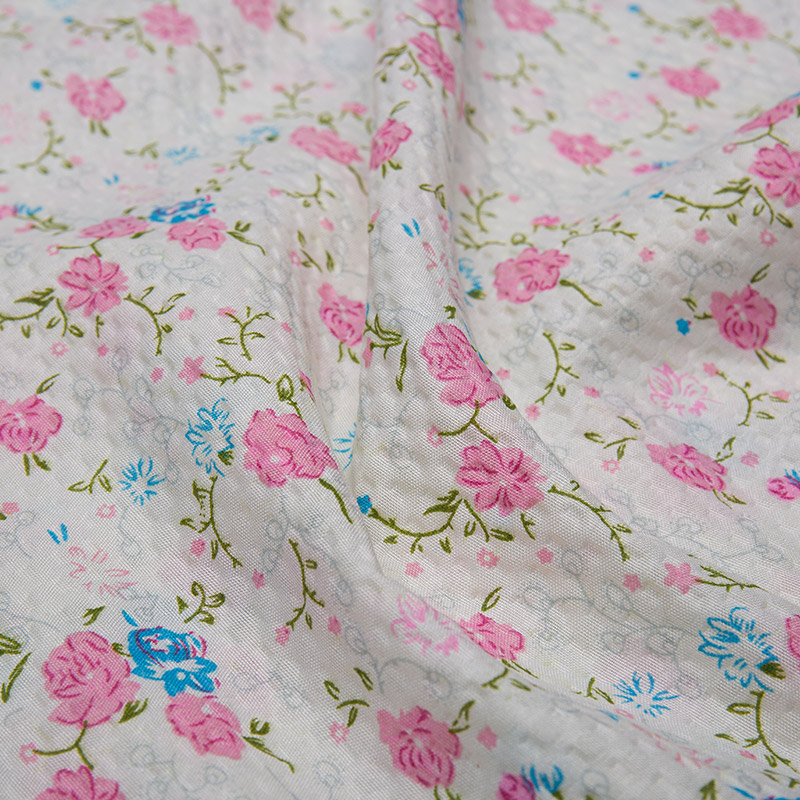 Kabarcık işleme ile basılmış dağıtım% 100 polyester kumaş küçük çiçek tasarımı